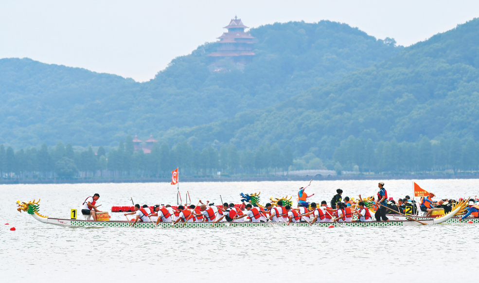 18支中外龍舟隊(duì)東湖競渡  