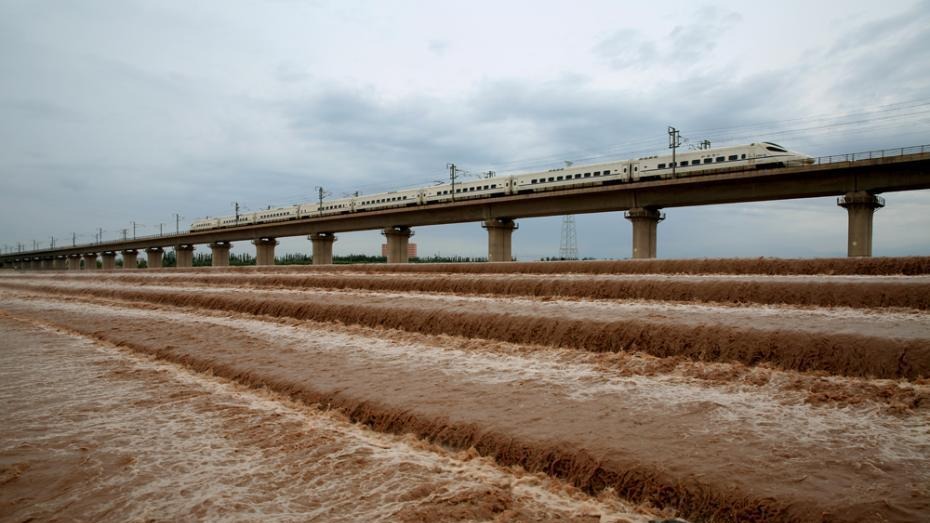 连续降雨致甘肃最大内陆河水位上涨 清澈河水变“黄河”