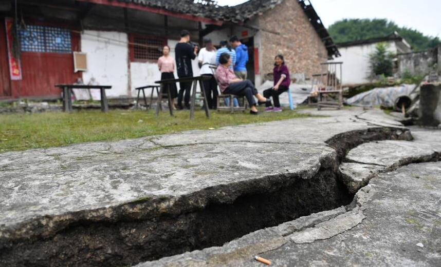 四川宜宾长宁6.0级地震 震中地面出现巨大裂缝