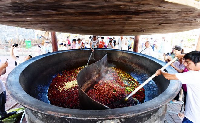 十堰“巨无霸”大锅一次做400斤小龙虾