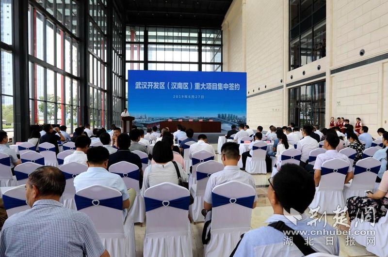 10个项目签约落户“中国车都”签约总金额达1350亿元