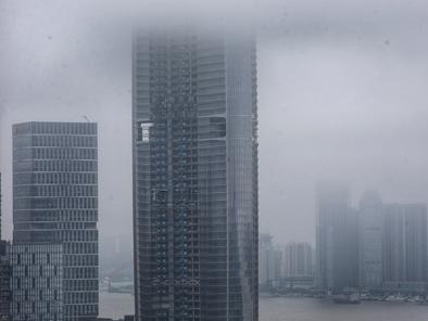 雨雾围绕摩天大楼