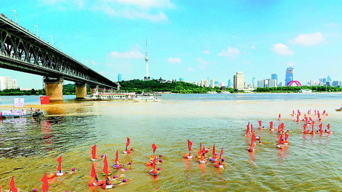 长江飞渡 竞显风流