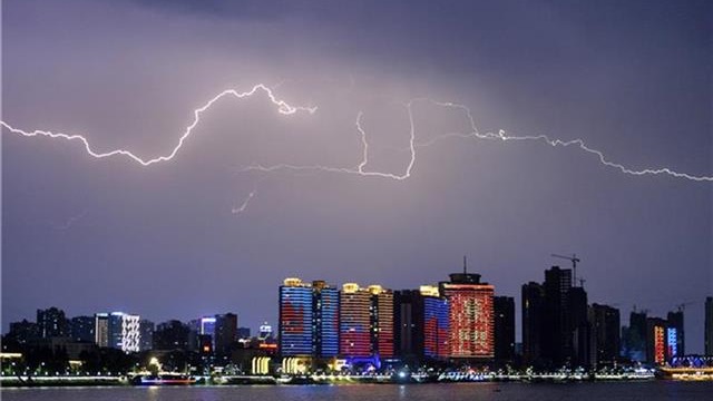 襄阳上空现“霞电同辉”奇景