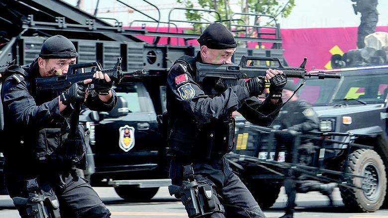 武汉临空港千警酷暑练兵迎军运