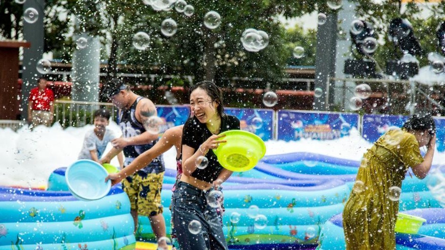 武汉民众扎堆戏水觅清凉