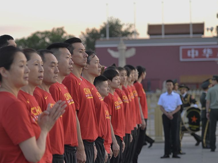 中国女篮、国奥男篮在天安门广场观看升国旗仪式