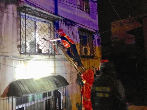 宜昌昨晚暴雨来袭 消防指战员疏散转移300余群众