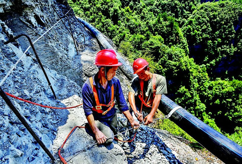 天不落水 绝壁徒步去寻水