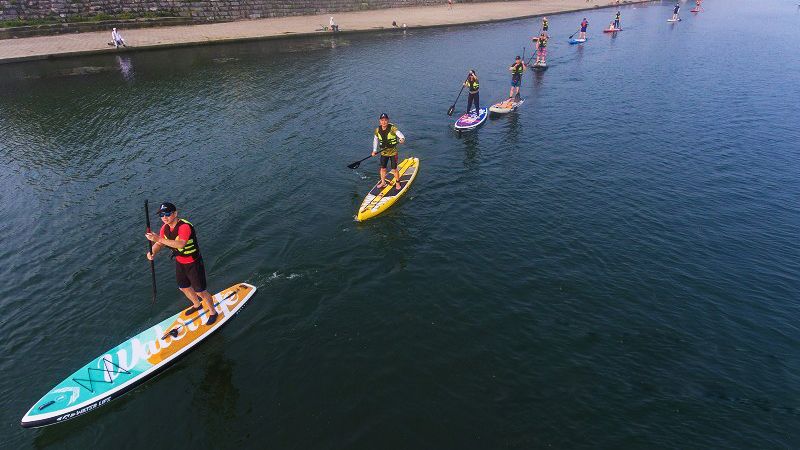 湖北“浪里白条”玩转桨板运动