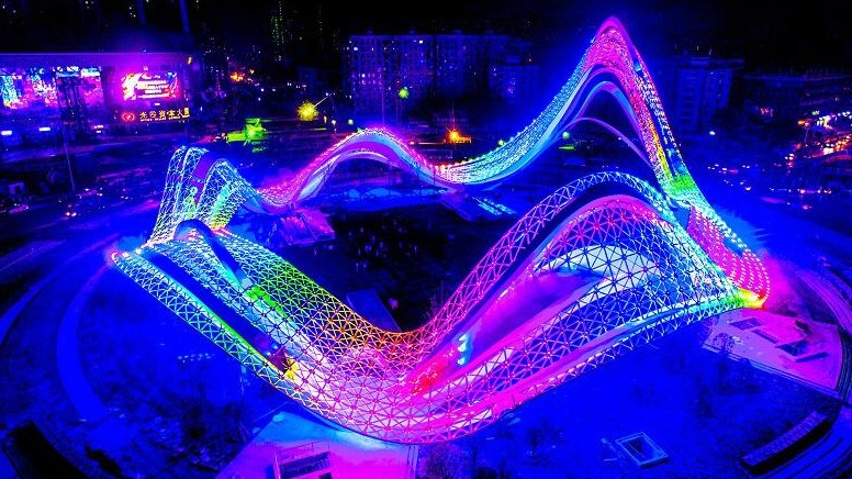 1.8万盏灯点亮夜空，武汉光谷广场“星河”璀璨