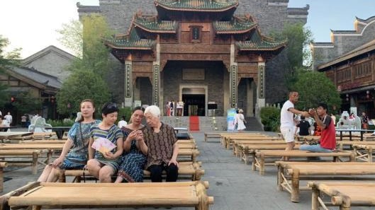 300张纳凉竹床阵重现汉口老城历史
