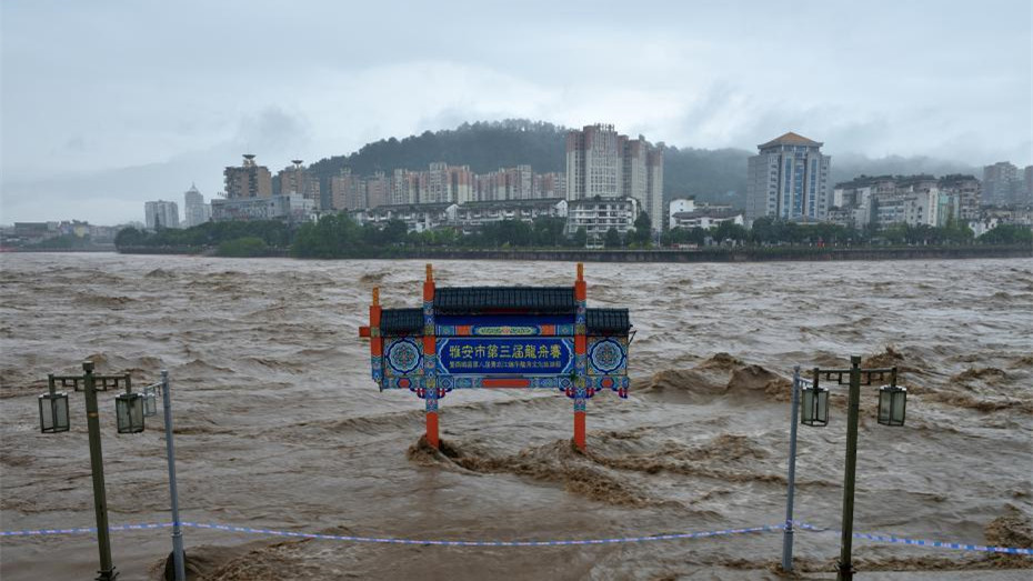 四川雅安：青衣江现1976年以来最高水位 码头牌坊被淹
