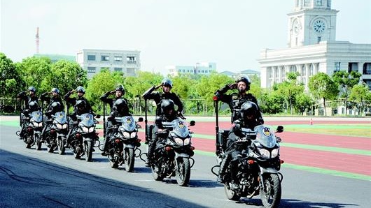 武汉特警快骑出击防控治安