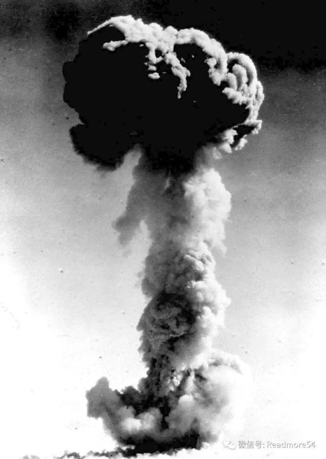 我国第一颗原子弹在新疆罗布泊成功爆炸.