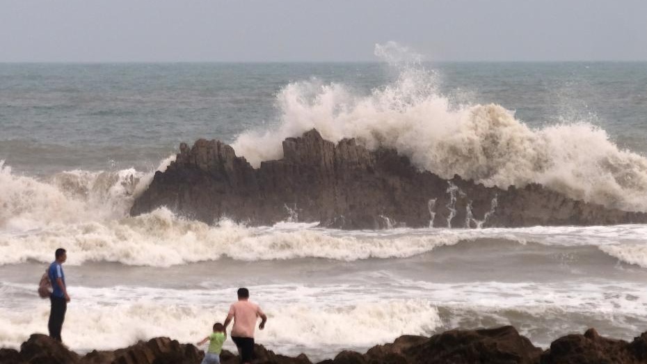 受台风“利奇马”影响 青岛海面风浪增大