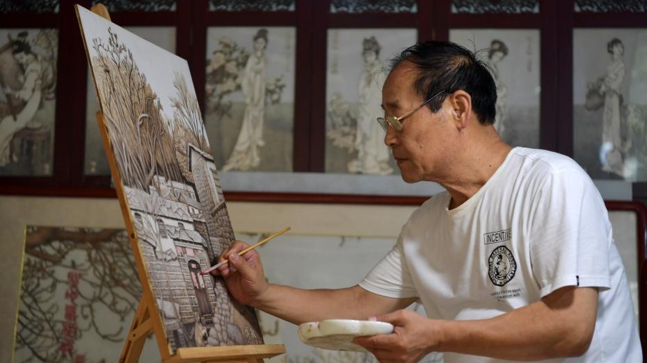 痴迷传统“烙画” 七旬老人木板上烙绝美丹青