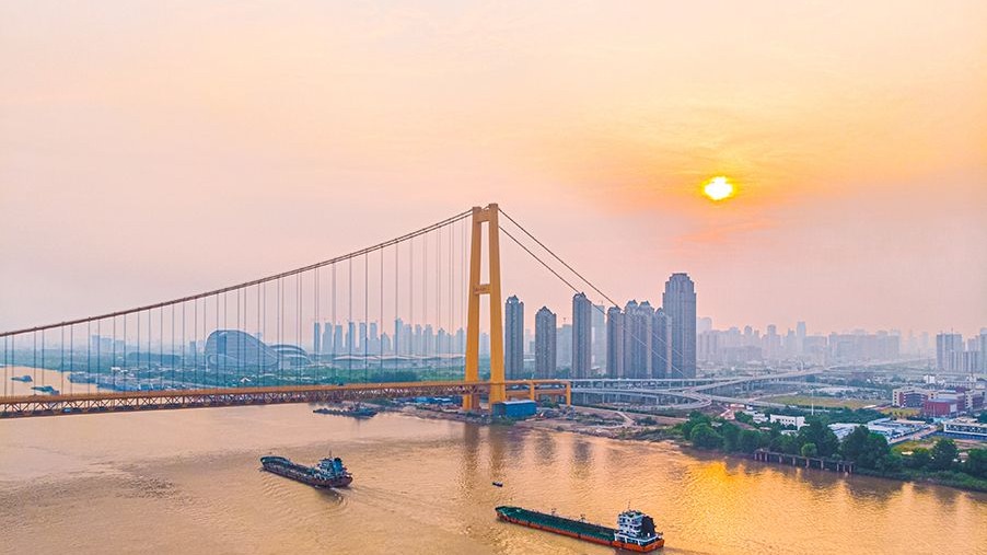 “金色巨龙”航拍完成涂装的武汉杨泗港长江大桥