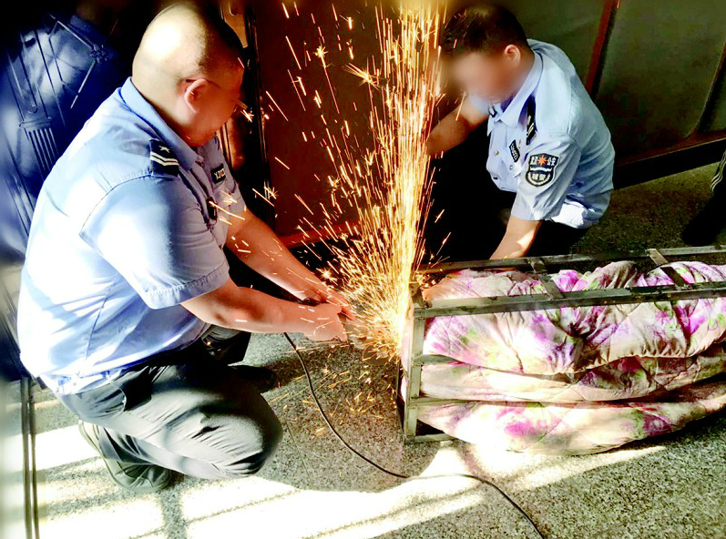 黄陂警方破获一起毒品案 石质茶盘内竟藏有5万颗麻果