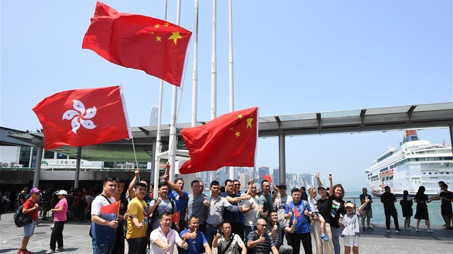 香港市民自发集会守护五星红旗