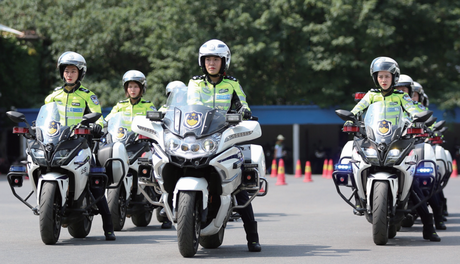 武汉首支汉警快骑女子队成立