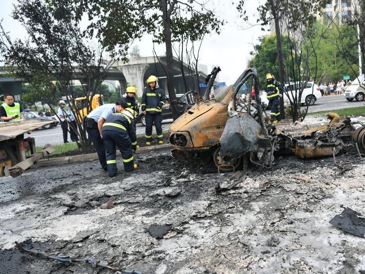 成都三环路一辆汽车起火后发生爆炸 现场明火已扑灭