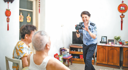 武汉女民警为金婚老人拍摄合影 记录“半个世纪的爱”
