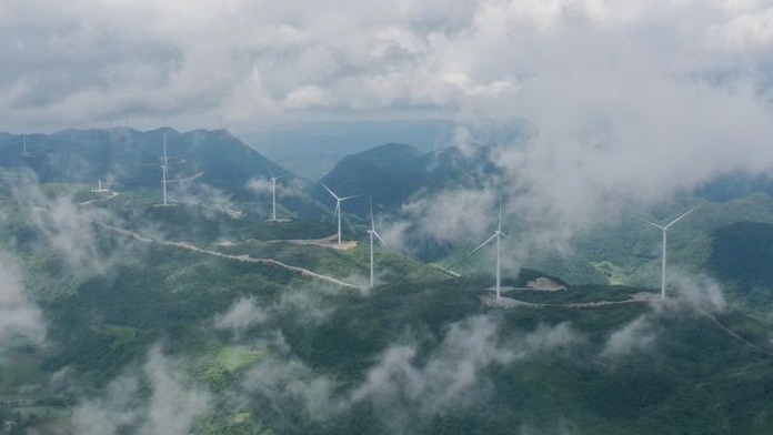 恩施深山里的“大风车”：风电风机装配忙