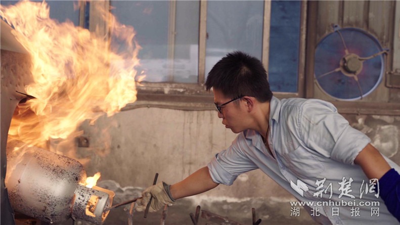 高温下、火炉旁，湖北特检人检验气瓶工作忙