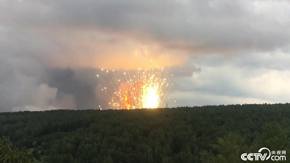 俄罗斯一军火库起火爆炸