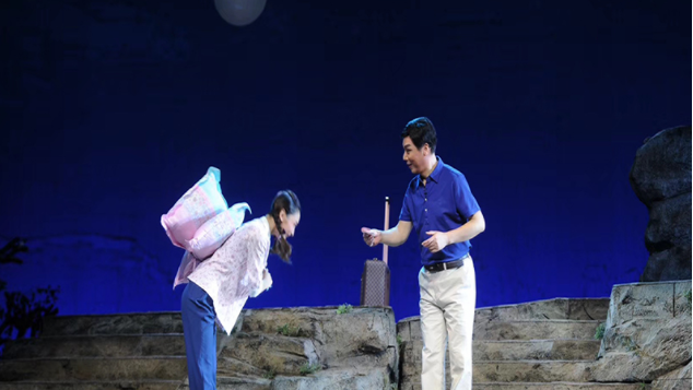 湖北大型花鼓戏《乡月照人还》在京上演
