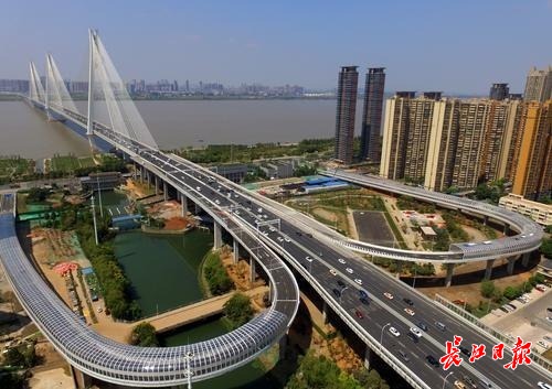 二七长江大桥南岸临江匝道即将通车