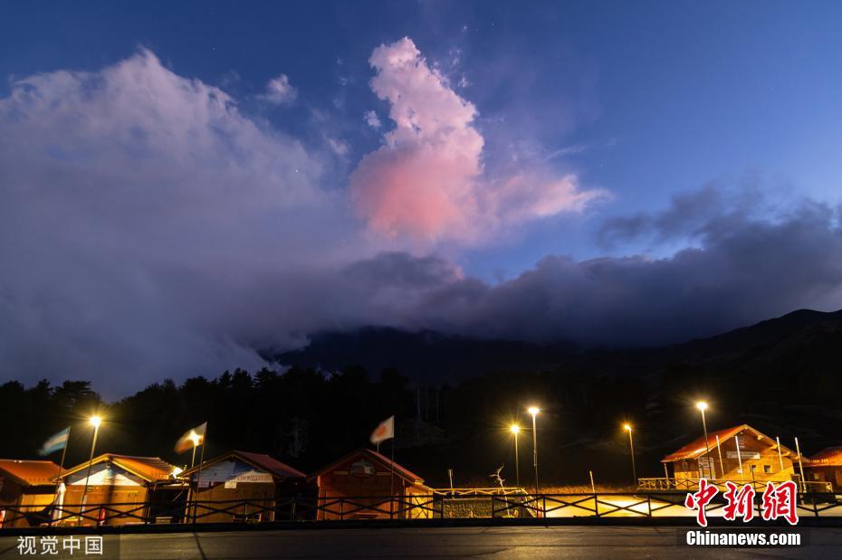意大利西西里岛一座火山喷发