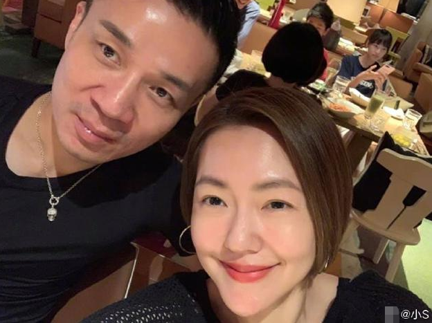 大小S为妈妈庆生欢乐多 小s与老公甜密合影