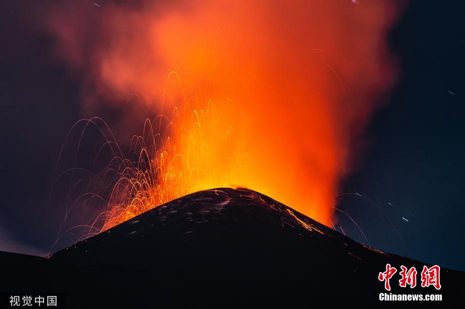 意大利西西里岛一座火山喷发