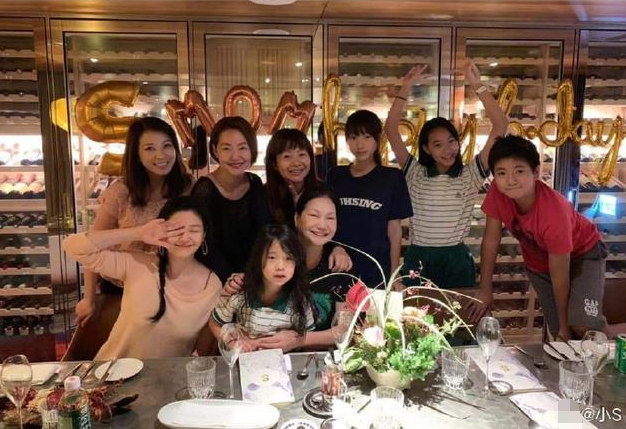 大小S为妈妈庆生欢乐多 小s与老公甜密合影
