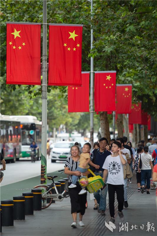 五星红旗扮靓武汉街道