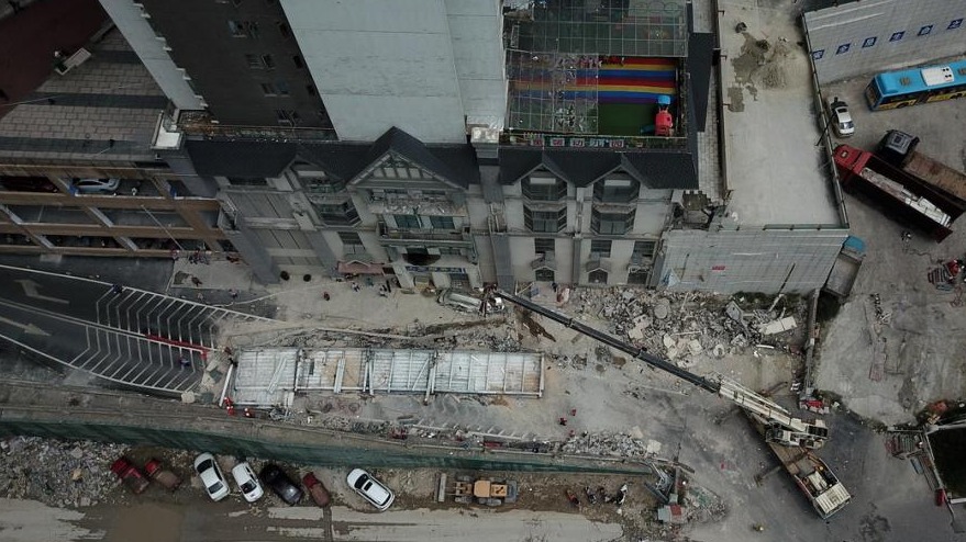 贵阳一小区连廊突然掉落 10余辆车被砸