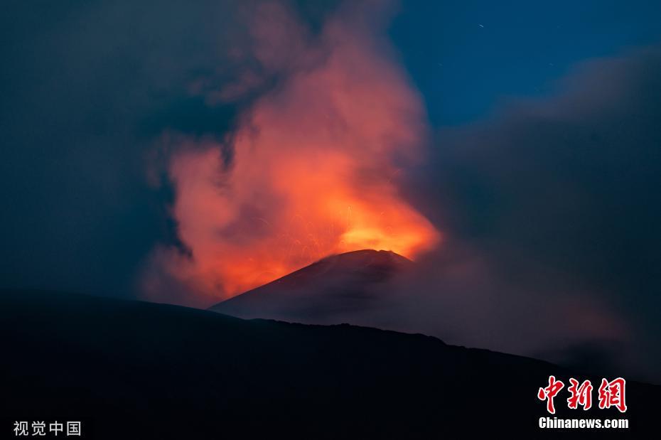 意大利西西里岛一座火山喷发