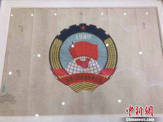 张仃亲笔手绘的中国人民政治协商会议会徽原画稿。 李庭耀 摄 长治是革命老区。抗日战争时期,老一辈革命家率部挺进晋东南,建立了太行太岳革命根据地,发动了名震中外的百团大战。解放战争初期,上党战役在这里打响,拉开了全国解放的序幕。 来自安徽的红色收藏家李健带来了100余件版画、年画、宣传画等红色藏品。他向记者展示了太岳新华书店在解放战争时期出版的彩色石印年画《领回土地证》,年画中展现了解放区老百姓领回土地时的喜悦心情。从老百姓炕上的织布机和门外的牛可以看出,他们的生活正在变好。
