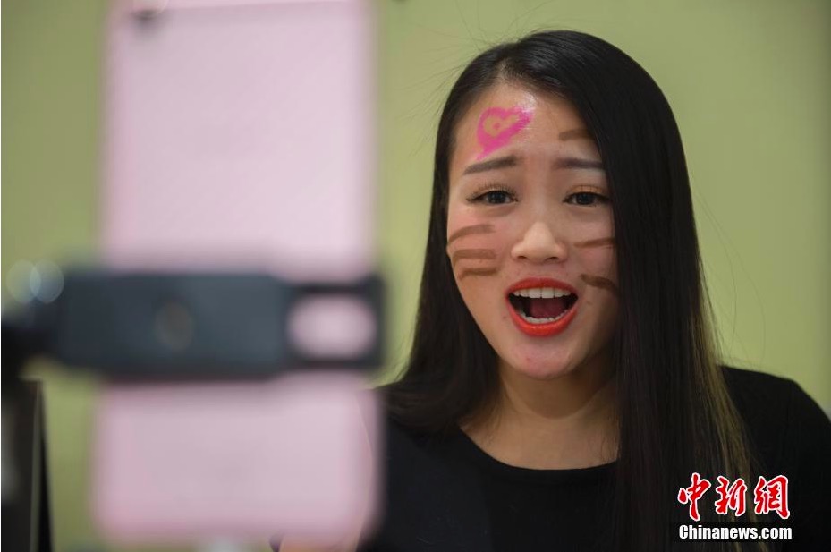 “下沉”的直播带货市场:明星们的狂欢与小主播的烦恼