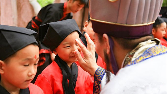 湖北襄阳“千名萌娃启智礼”谢师恩