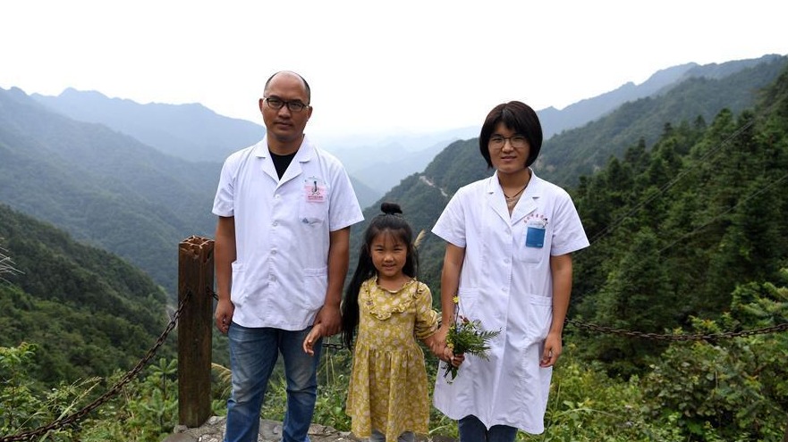 跟着爸妈去“驻村”