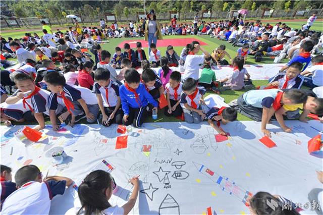 土苗学子绘百米长卷祝福祖国
