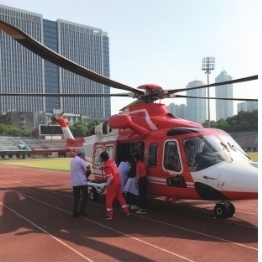 “湖北省首例ECMO空中转运完成 武汉急救直升机飞赴十堰接回病人
