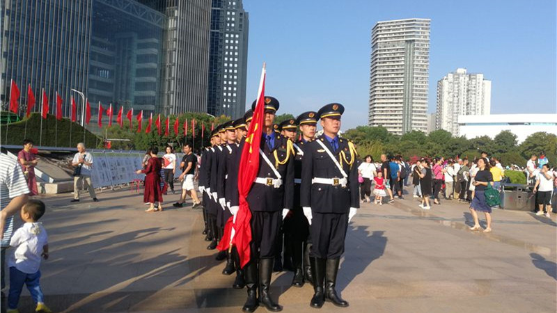 伴随国旗高升，今早洪山广场万人高歌