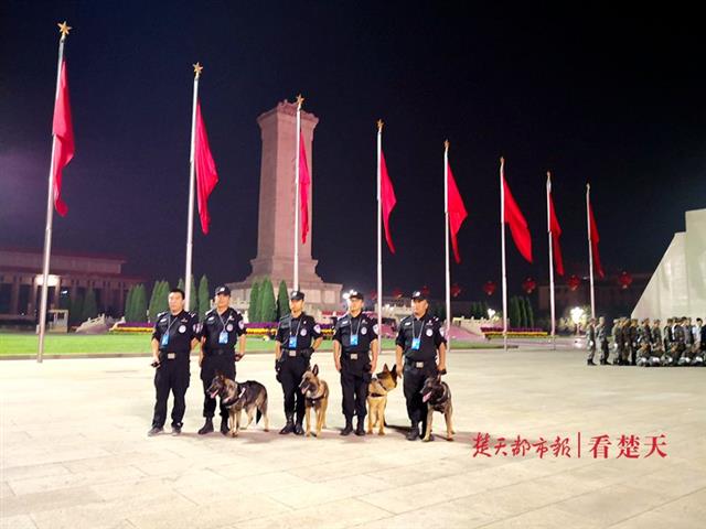 新中国成立70周年庆祝大会今日在京举行，楚天都市报记者现场发回阅兵盛况