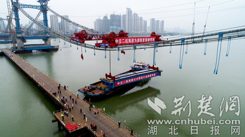 “汉江首座三塔悬索桥开始箱梁吊装 预计年底贯通
