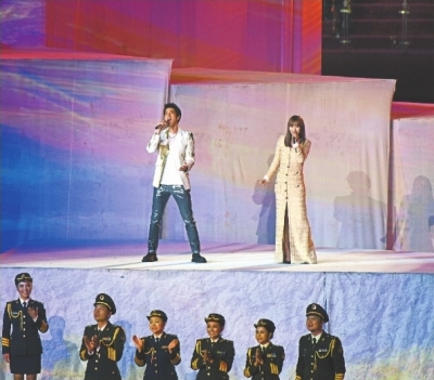 歌手王力宏(后排左)与谭维维(后排右)在开幕式上表演