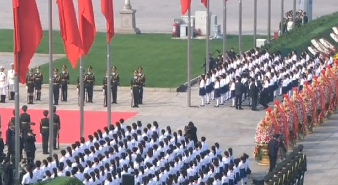 向人民英雄敬献花篮仪式隆重举行